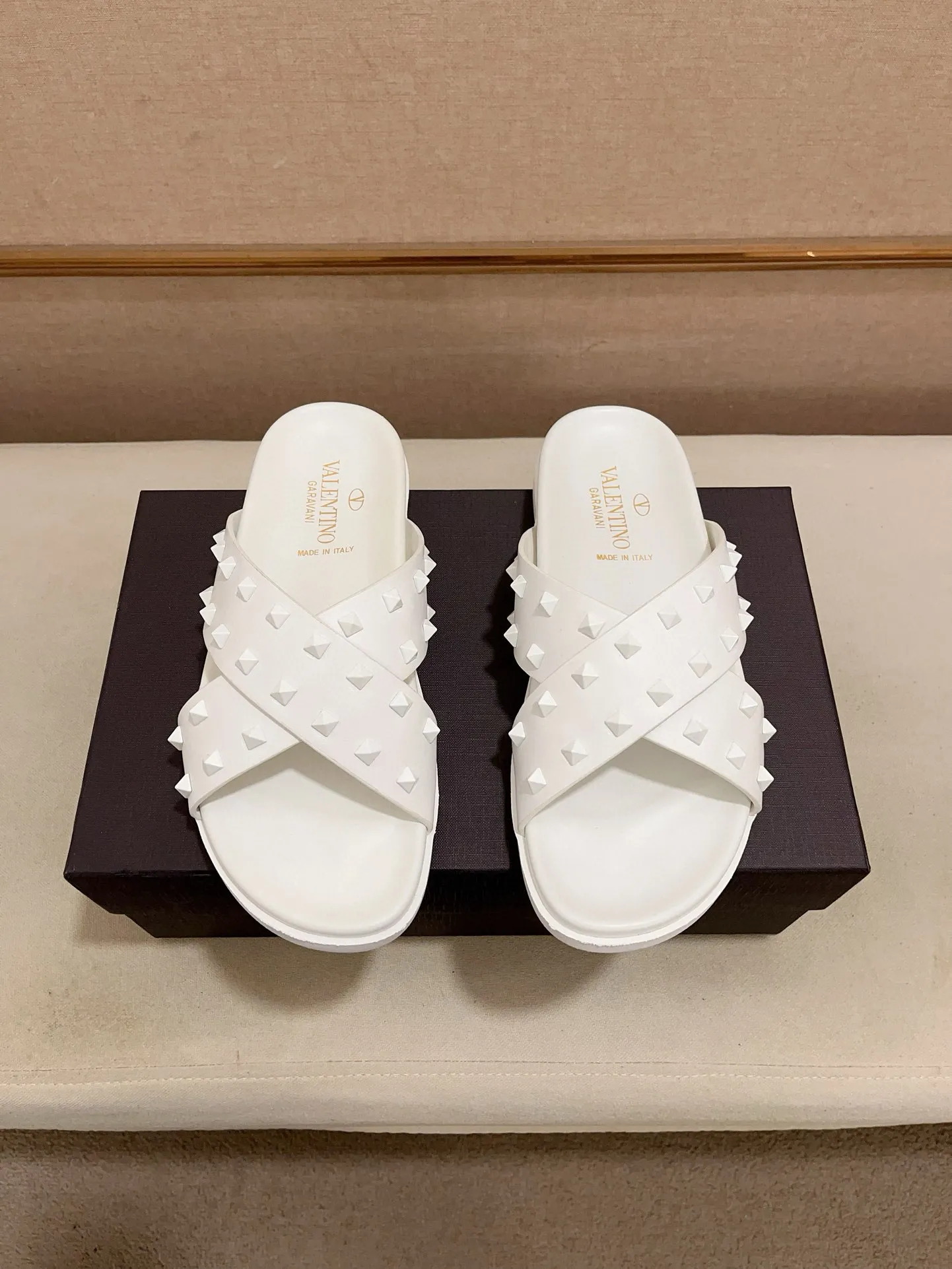 Men's shoes💰: 440💰[Valentino] New men's boutique slippers, counter quality, classic plaid, the actual workmanship is quite complex🔰The uppers are made of imported fabrics➕🐑Sheepskin lining, which tests the craftsman's craftsmanship➕original PU outsole. Size: 38-44 (45 can be customized, non-refundable)